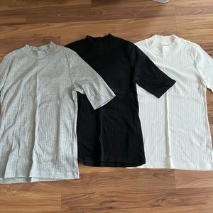 🚚 Moving Sale 🚚 Lot of three Uniqlo basic tees.